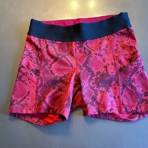 EUC Lululemon biker shorts with side pockets
